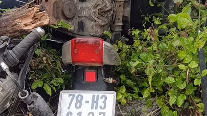 Đi xe máy băng qua đường sắt người đàn ông bị tàu lửa tông tử vong