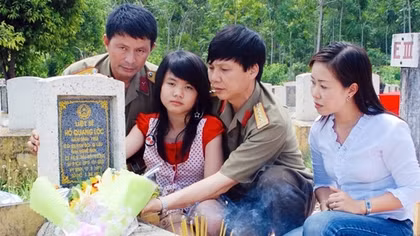 Mây trắng cuộn về từ cõi xa xanh