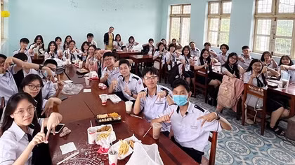 Học sinh vui mừng được tặng quà nhân Ngày Nhà giáo Việt Nam