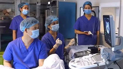 Người thầy thuốc ân nhân của những cặp vợ chồng hiếm muộn