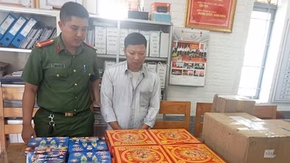 Gom cả tạ pháo để bán kiếm lời