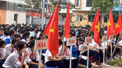 Tuyên truyền viên cảnh báo tác hại thuốc lá điện tử trong học sinh