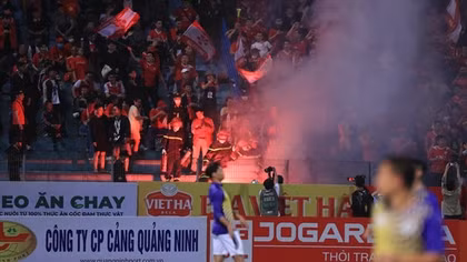 Pháo sáng lại cháy trên khán đài Hàng Đẫy