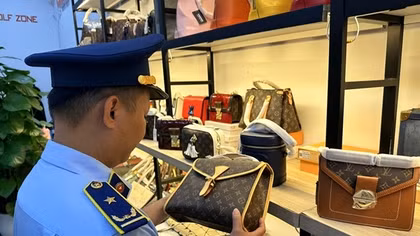 Trưng bày hàng giả nhãn hiệu Louis Vuitton, Chanel, Gucci… rồi hét giá "trên trời"