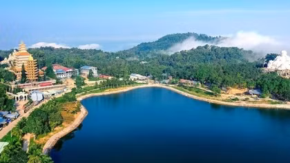 Bức tường lá đỏ Chùa Vạn Linh