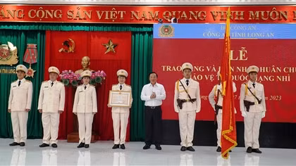 Phòng Tham mưu - Công an tỉnh Long An đón nhận Huân chương BVTQ hạng Nhì