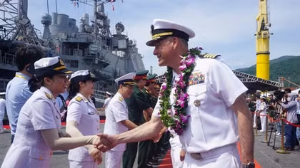 Nhóm tác chiến tàu sân bay USS Ronald Reagan thăm Việt Nam