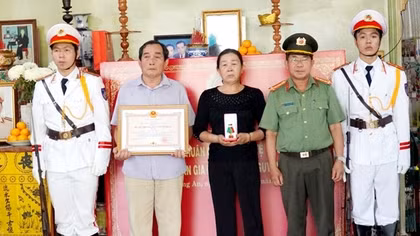 Truy tặng Huân chương BVTQ hạng Ba cho liệt sĩ Nguyễn Xuân Hào