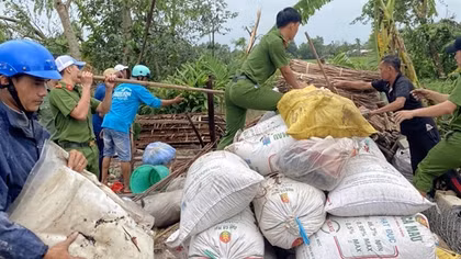Tuổi trẻ Công an tỉnh Kiên Giang hỗ trợ người dân khắc phục hậu quả giông, lốc