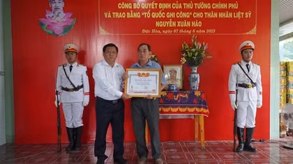 Trao Bằng Tổ quốc ghi công cho thân nhân Liệt sĩ Nguyễn Xuân Hào