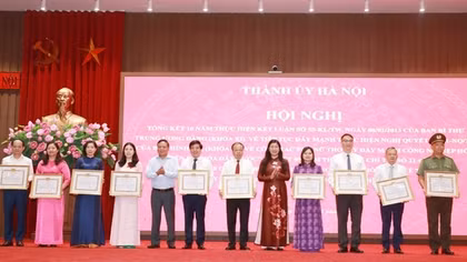 Lồng ghép các chỉ tiêu về bình đẳng giới trong quá trình xây dựng, phát triển kinh tế - xã hội