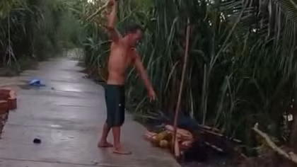 Chồng cầm chổi đánh vợ không nương tay trên bờ kênh
