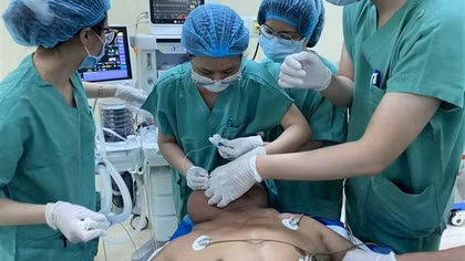 Phẫu thuật lấy khối u 4kg ra khỏi người đàn ông bị "cổ áo Madelung"