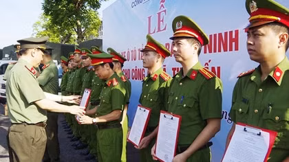 Hưng Yên bàn giao 41 xe ô tô tải cho lực lượng Công an xã, thị trấn