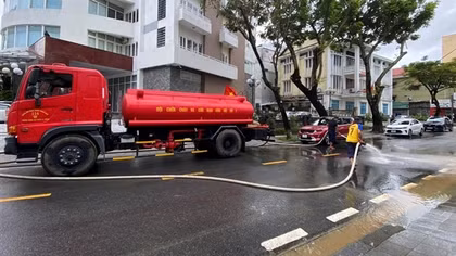 Lũ rút, Công an Thừa Thiên Huế ra quân tổng vệ sinh môi trường