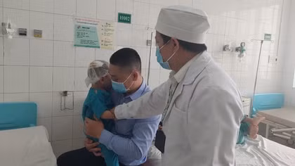 Bé trai bị đinh sắt đâm lún xương sọ