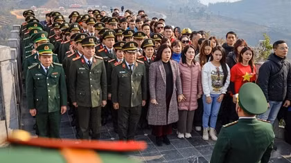 Thiêng liêng lễ chào cờ, báo công tại Cột cờ Lũng Cú