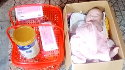 Người thân đến nhận bé gái bị bỏ rơi trong thùng carton