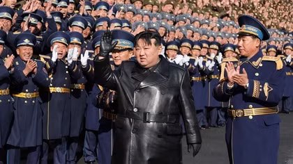 Ông Kim Jong-un thăm trụ sở không quân cùng "nhân vật đặc biệt"