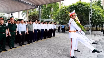 Thủ tướng dâng hương tưởng niệm các Anh hùng Liệt sĩ tại Nghĩa trang Vị Xuyên