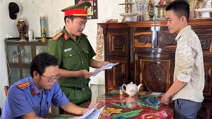 Bắt một viên chức Văn phòng đăng ký đất đai giả mạo trong công tác