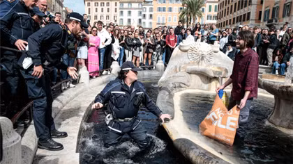 Một đài phun nước nổi tiếng ở Rome bất ngờ bị nhuộm đen