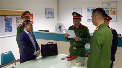 Video: Công an đọc lệnh bắt ông Lưu Bình Nhưỡng