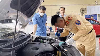 CSGT hỗ trợ đăng kiểm: Giải pháp tình thế, giúp người dân an lòng