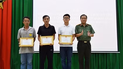 Công an tỉnh Bà Rịa - Vũng Tàu khen thưởng 3 quần chúng dũng cảm bắt cướp
