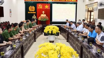 Thăm, tặng quà các gia đình chính sách Công an tỉnh Ninh Bình
