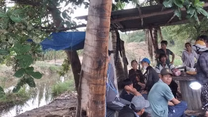 Sáu người cùng uống trà dưới gốc cây, một người bất ngờ bị sét đánh chết