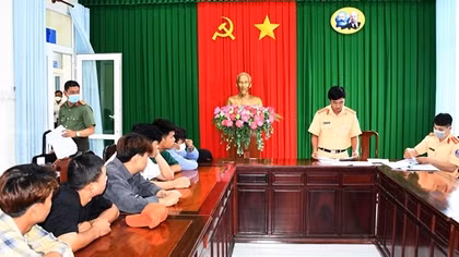 Phạt nặng nhóm thanh niên tụ tập, cổ vũ đua xe trái phép
