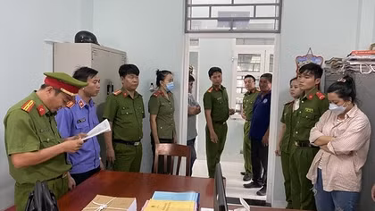 Bắt tạm giam đối tượng mua bán hàng cấm