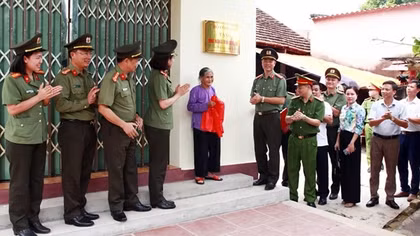 Trao tặng Nhà nghĩa tình đồng đội cho thân nhân liệt sĩ CAND Lê Văn Khang