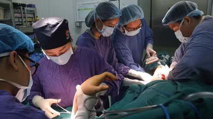 Áo chống nắng vướng vào xe máy, cô gái bị đứt lìa cánh tay