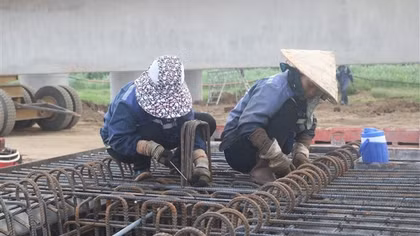 Người làm thuê công trình đường cao tốc bị nhà thầu phụ nợ tiền công