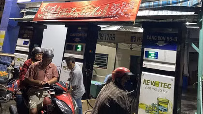 Nhiều cửa hàng tại TP Hồ Chí Minh hết xăng dầu và "nghỉ Tết"