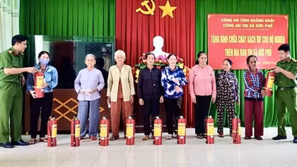 Quảng Ngãi vận động tặng bình chữa cháy cho hộ nghèo