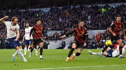 CĐV Arsenal sung sướng vì bàn thắng của Harry Kane
