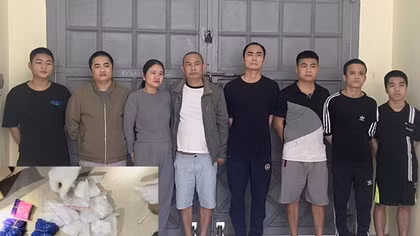 Rủ nhau vào nhà hoang phê hồng phiến