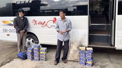 Ém pháo hoa trong ba lô, thùng nhựa rồi tống lên xe khách