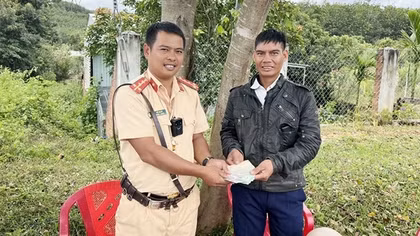 Nhặt được chiếc ví có 19 triệu đồng, CSGT tìm trả người đánh rơi
