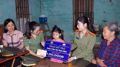 Nhận đỡ đầu hai bé có mẹ nhiễm chất độc da cam và mô côi cha mẹ