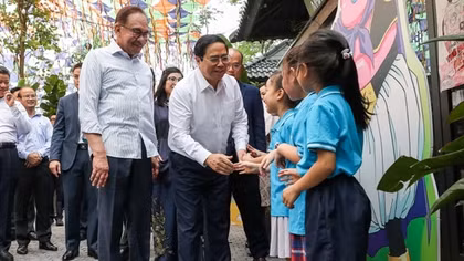 Hai Thủ tướng Việt Nam và Malaysia thăm phố sách, thưởng thức cà phê Việt Nam