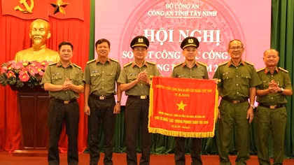 Khen thưởng nhiều tập thể xuất sắc đấu tranh, phòng chống tội phạm