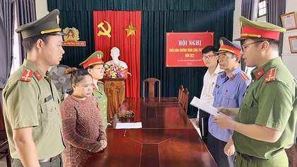 Giả danh vũ công, người yêu ca sĩ nổi tiếng ở Mỹ để lừa đảo