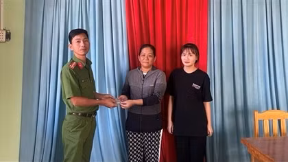 Nữ sinh không tham của rơi, trả lại tài sản cho du khách