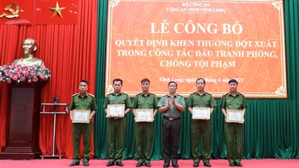 Vĩnh Long khen thưởng các tập thể, cá nhân khám phá vụ buôn lậu thuốc lá lớn