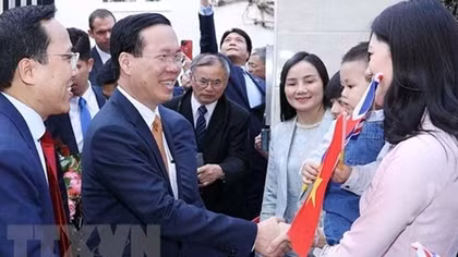 Chủ tịch nước thăm Đại sứ quán và cộng đồng người Việt tại Anh