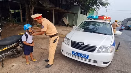 Cảm động CSGT trích tiền lương tặng mũ bảo hiểm học sinh nghèo vùng biên